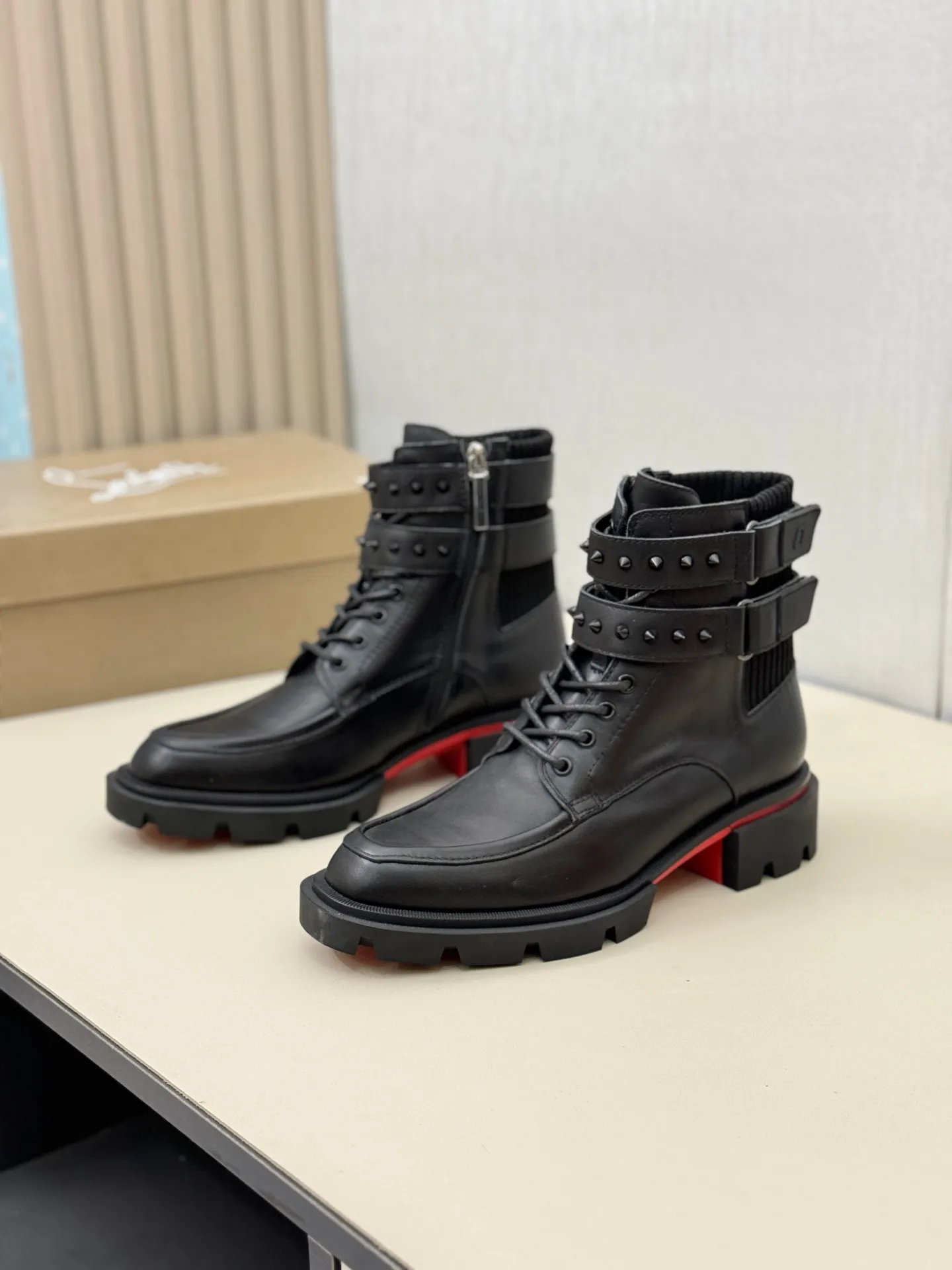 [CL～High-end men’s red-soled shoes] Top P: 940💰. Size: 39-44 (38.45.46 can be customized) 🆑Top original purchase agent Imported open-edge bead fabric and water-dyed cowhide inside 🉑️ Imported TPU rubber sole, wear-resistant and non-slip, full of European style.